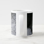 最も可愛い赤ん坊の動物 |小さな子猫が寝ている ジャンボコーヒーマグカップ (裏面)