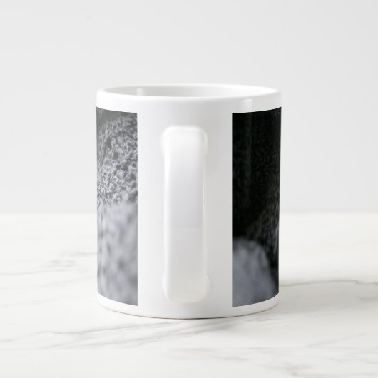 最も可愛い赤ん坊の動物 |小さな子猫が寝ている ジャンボコーヒーマグカップ (裏面)