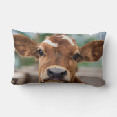 最も可愛い赤ん坊の動物 |小さな牛のふくらはぎ ランバークッション (裏面)