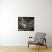 最も可愛い赤ん坊の動物 |眠れるタビー猫 タペストリー (インサイチュ(横))