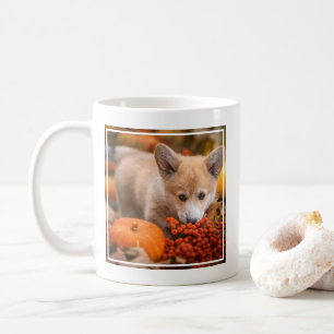 最も可愛い赤ん坊の動物 秋のコギの子犬 コーヒーマグカップ