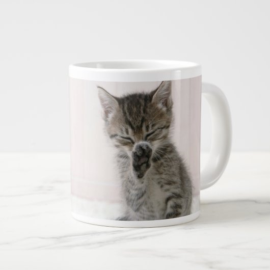 最も可愛い赤ん坊の動物 |舐める虎猫子猫 ジャンボコーヒーマグカップ (正面右)
