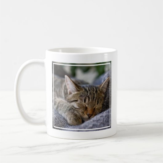 最も可愛い赤ん坊の動物 |虎猫子猫スリープ コーヒーマグカップ (左)