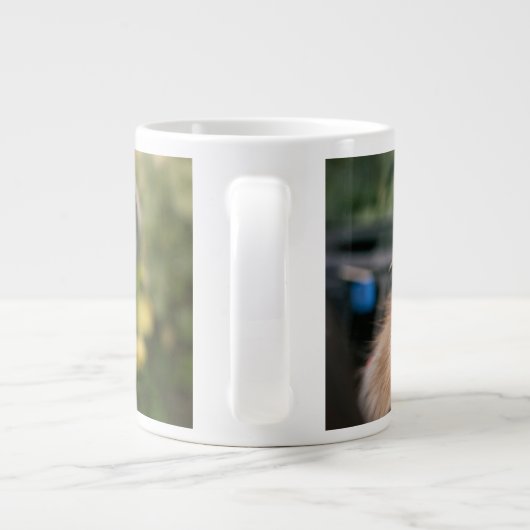 最も可愛い赤ん坊の動物 車の中のピーゲスの子犬|ピーゲス ジャンボコーヒーマグカップ (裏面)