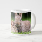 最も可愛い赤ん坊の動物 |野生のウサギ ジャンボコーヒーマグカップ (正面右)