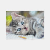 最も可愛い赤ん坊の動物 |青い目をした子猫 フリースブランケット (正面(横))