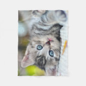 最も可愛い赤ん坊の動物 |青い目をした子猫 フリースブランケット (正面)