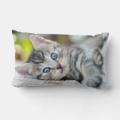 最も可愛い赤ん坊の動物 |青い目をした子猫 ランバークッション (裏面)