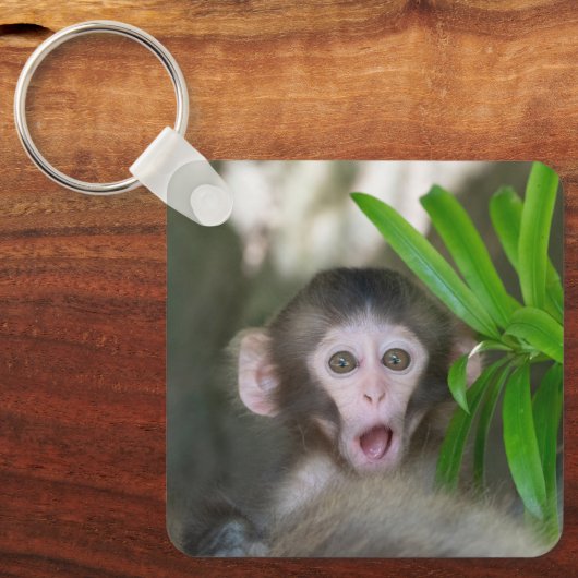 最も可愛い赤ん坊の動物 |驚いた雪猿 キーホルダー (正面)
