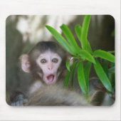 最も可愛い赤ん坊の動物 |驚いた雪猿 マウスパッド (正面)