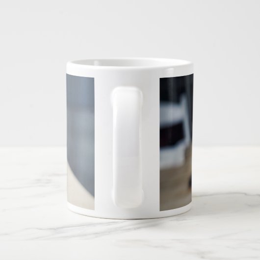 最も可愛い赤ん坊の動物 |黒猫のポートレート ジャンボコーヒーマグカップ (裏面)