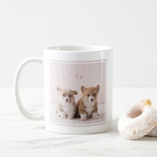 最も可愛い赤ん坊の動物 | 2つのベビーコーギス座り コーヒーマグカップ (ドーナツ)