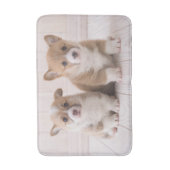 最も可愛い赤ん坊の動物 | 2つのベビーコーギス座り バスマット (正面縦)