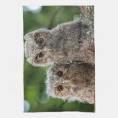 最も可愛い赤ん坊の動物 | 2つの若いフクロウ キッチンタオル (縦)