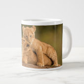 最も可愛い赤ん坊の動物 | 2匹のライオンの仔 ジャンボコーヒーマグカップ (正面右)