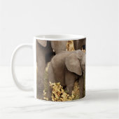 最も可愛い赤ん坊の動物 | 2頭の象 コーヒーマグカップ (左)