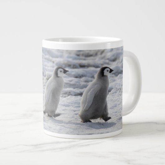 最も可愛い赤ん坊の動物 3台のエンペインギンの雛 ジャンボコーヒーマグカップ (正面右)