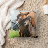 最も可愛い赤ん坊の動物 | Black Foal with Mom クッション (ブランケット)
