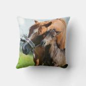 最も可愛い赤ん坊の動物 | Black Foal with Mom クッション (裏面)