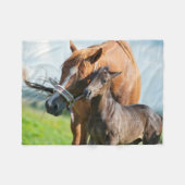 最も可愛い赤ん坊の動物 | Black Foal with Mom フリースブランケット (正面(横))