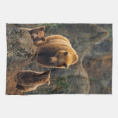 最も可愛い赤ん坊の動物 | Brown Bearファミリー キッチンタオル (横)
