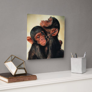最も可愛い赤ん坊の動物   Chimpanzee Hug スクエア壁時計