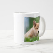最も可愛い赤ん坊の動物 Corgi Puppy in the Yard ジャンボコーヒーマグカップ (正面右)