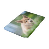 最も可愛い赤ん坊の動物 Corgi Puppy in the Yard バスマット (アングル)