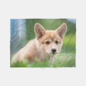 最も可愛い赤ん坊の動物 Corgi Puppy in the Yard フリースブランケット (正面(横))