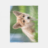 最も可愛い赤ん坊の動物 Corgi Puppy in the Yard フリースブランケット (正面)