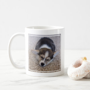最も可愛い赤ん坊の動物 Corgi Puppy on Shag Rug コーヒーマグカップ