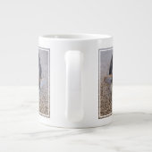 最も可愛い赤ん坊の動物 | Corgi Puppy on Shag Rug ジャンボコーヒーマグカップ (裏面)