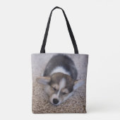 最も可愛い赤ん坊の動物 | Corgi Puppy on Shag Rug トートバッグ (裏面)