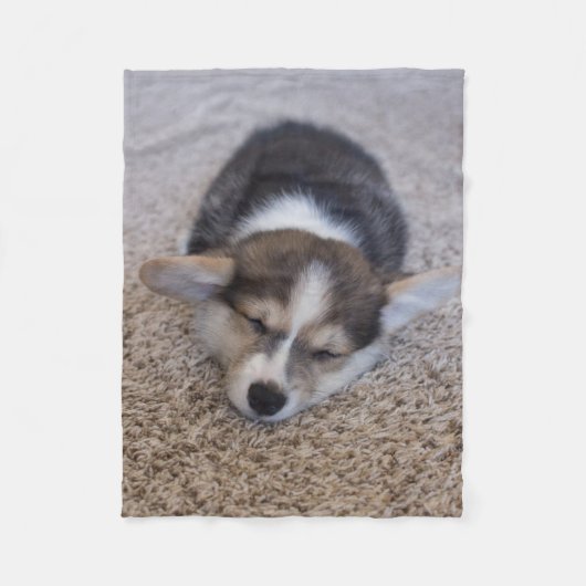 最も可愛い赤ん坊の動物 | Corgi Puppy on Shag Rug フリースブランケット (正面)
