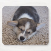 最も可愛い赤ん坊の動物 | Corgi Puppy on Shag Rug マウスパッド (正面)