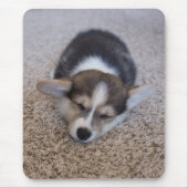 最も可愛い赤ん坊の動物 | Corgi Puppy on Shag Rug マウスパッド (正面)