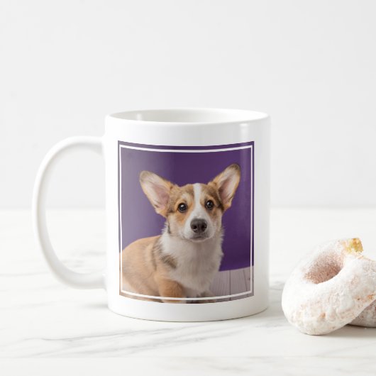 最も可愛い赤ん坊の動物 | Corgi Pupy on Purple コーヒーマグカップ (ドーナツ)