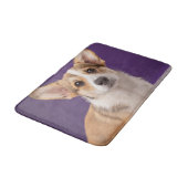 最も可愛い赤ん坊の動物 | Corgi Pupy on Purple バスマット (アングル)