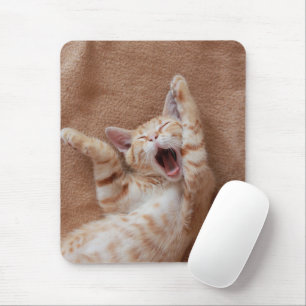 最も可愛い赤ん坊の動物 Ginger Kittenあくびをする マウスパッド