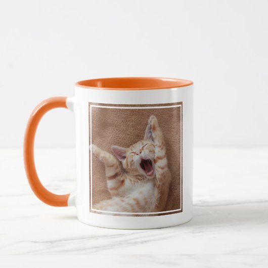 最も可愛い赤ん坊の動物 | Ginger Kittenあくびをする マグカップ (左)