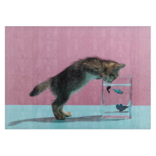 最も可愛い赤ん坊の動物 | Kitten Looking at魚鉢 カッティングボード (正面)