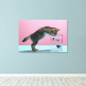 最も可愛い赤ん坊の動物 | Kitten Looking at魚鉢 キャンバスプリント (インサイチュ (ウッドフロア))
