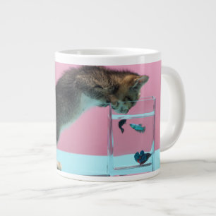 最も可愛い赤ん坊の動物 Kitten Looking at魚鉢 ジャンボコーヒーマグカップ