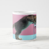 最も可愛い赤ん坊の動物 | Kitten Looking at魚鉢 ジャンボコーヒーマグカップ (正面)
