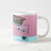 最も可愛い赤ん坊の動物 | Kitten Looking at魚鉢 ジャンボコーヒーマグカップ (右)