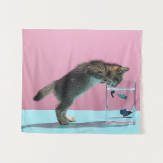 最も可愛い赤ん坊の動物 | Kitten Looking at魚鉢 タペストリー (正面(横))