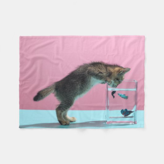 最も可愛い赤ん坊の動物 | Kitten Looking at魚鉢 フリースブランケット (正面(横))