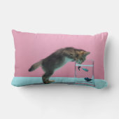最も可愛い赤ん坊の動物 | Kitten Looking at魚鉢 ランバークッション (裏面)