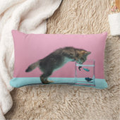最も可愛い赤ん坊の動物 | Kitten Looking at魚鉢 ランバークッション (ブランケット)