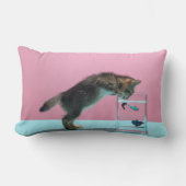 最も可愛い赤ん坊の動物 | Kitten Looking at魚鉢 ランバークッション (正面)